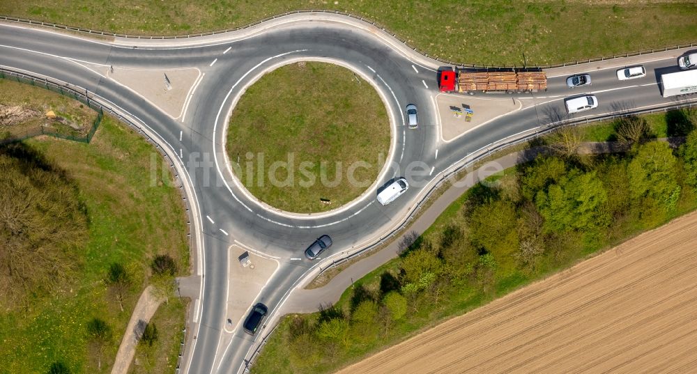 Brilon von oben - Kreisverkehr - Straßenverlauf B7 - B251 in Brilon im Bundesland Nordrhein-Westfalen