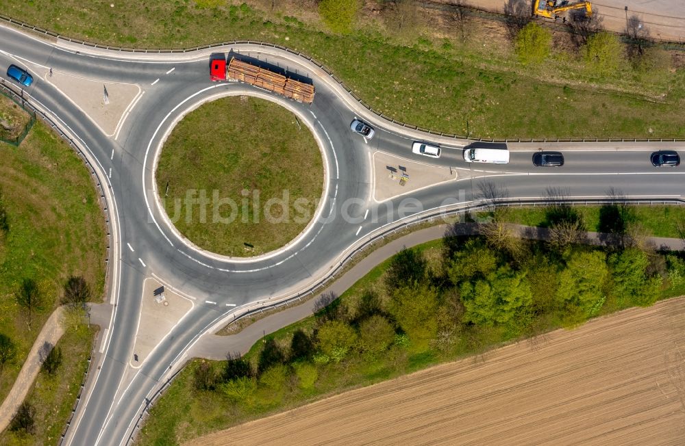 Brilon aus der Vogelperspektive: Kreisverkehr - Straßenverlauf B7 - B251 in Brilon im Bundesland Nordrhein-Westfalen