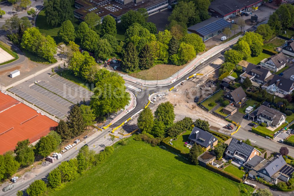 Luftaufnahme Brilon - Kreisverkehr - Straßenverlauf in Brilon im Bundesland Nordrhein-Westfalen, Deutschland