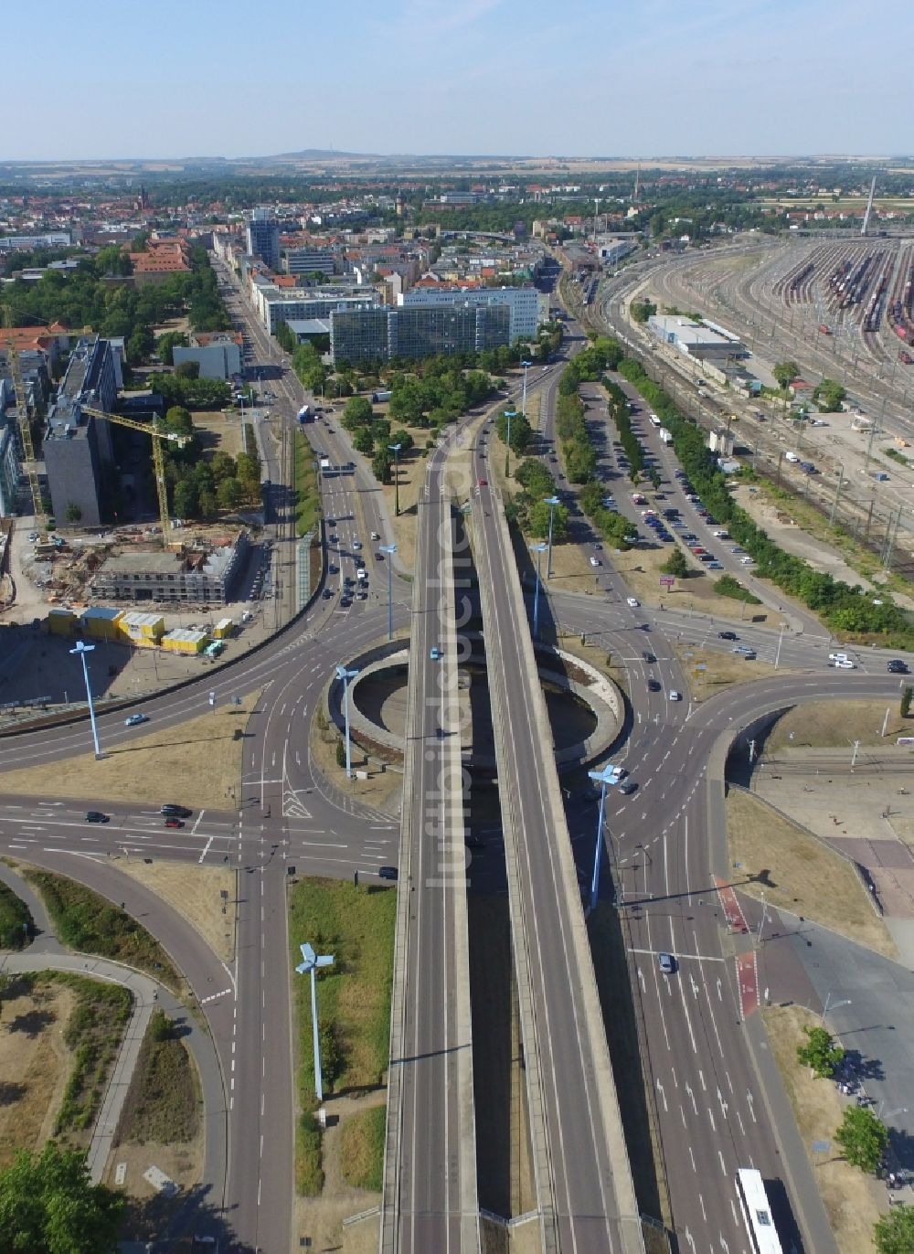 Luftbild Halle (Saale) - Kreisverkehr - Straßenverlauf der Bundessstraße B6 und B80 am Viadukt Riebeckplatz in Halle (Saale) im Bundesland Sachsen-Anhalt