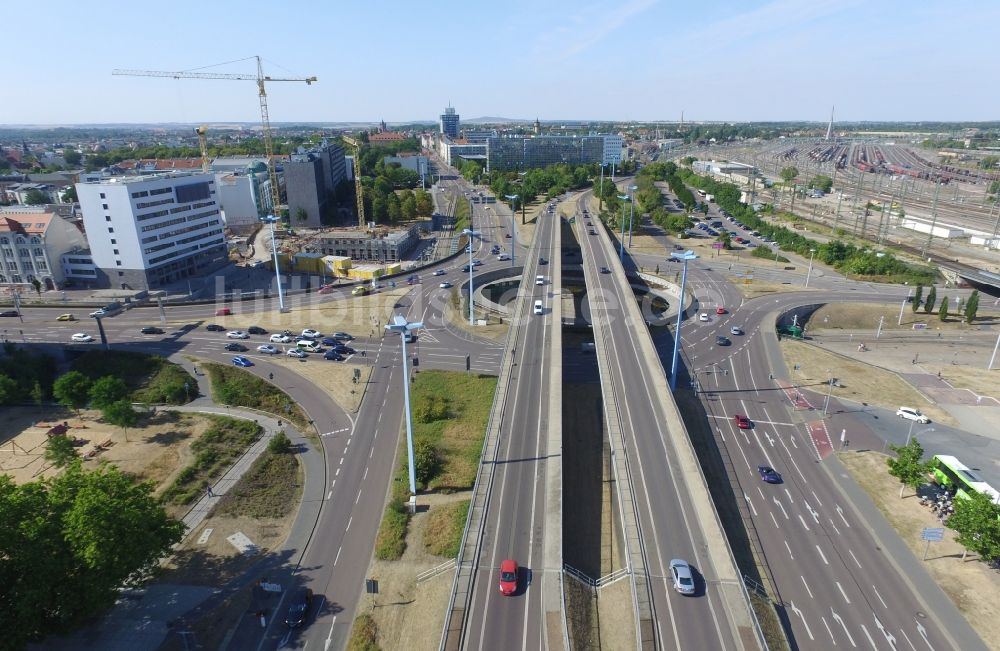 Halle (Saale) von oben - Kreisverkehr - Straßenverlauf der Bundessstraße B6 und B80 am Viadukt Riebeckplatz in Halle (Saale) im Bundesland Sachsen-Anhalt