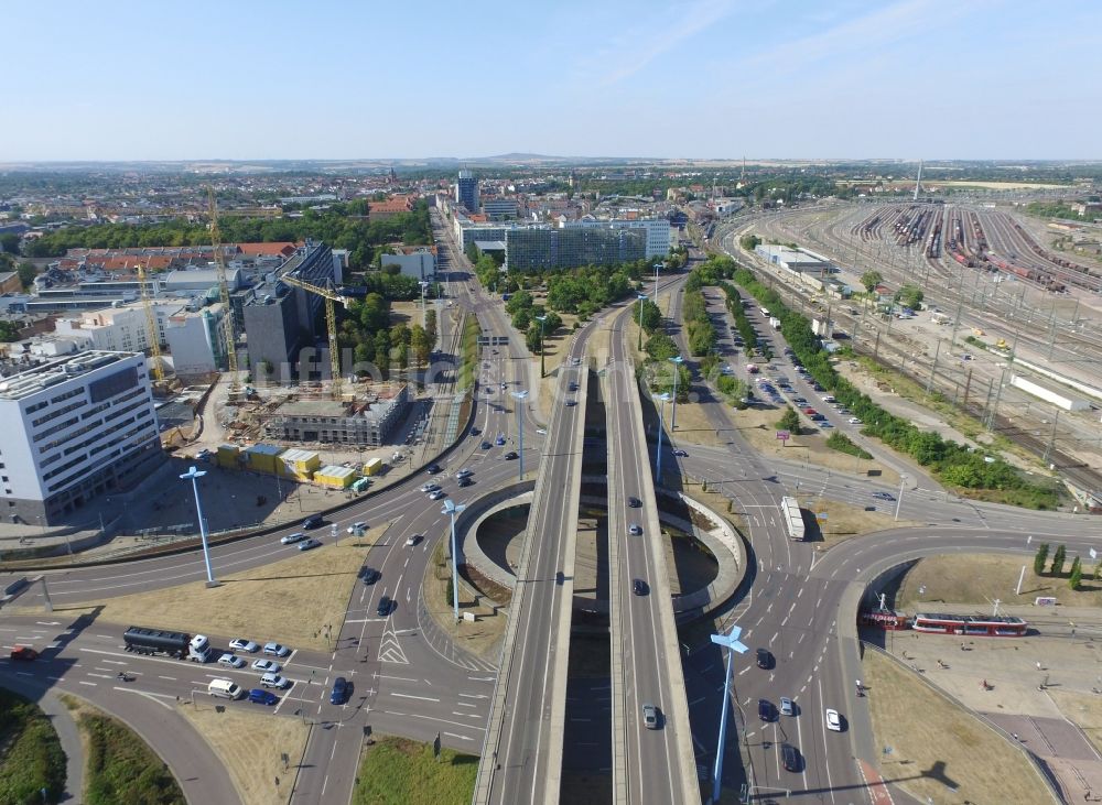 Halle (Saale) aus der Vogelperspektive: Kreisverkehr - Straßenverlauf der Bundessstraße B6 und B80 am Viadukt Riebeckplatz in Halle (Saale) im Bundesland Sachsen-Anhalt