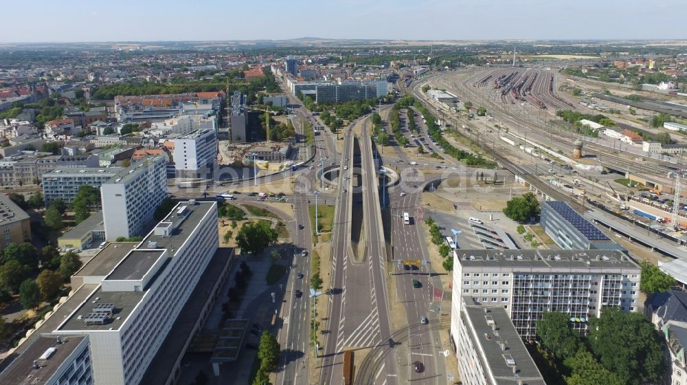 Luftbild Halle (Saale) - Kreisverkehr - Straßenverlauf der Bundessstraße B6 und B80 am Viadukt Riebeckplatz in Halle (Saale) im Bundesland Sachsen-Anhalt