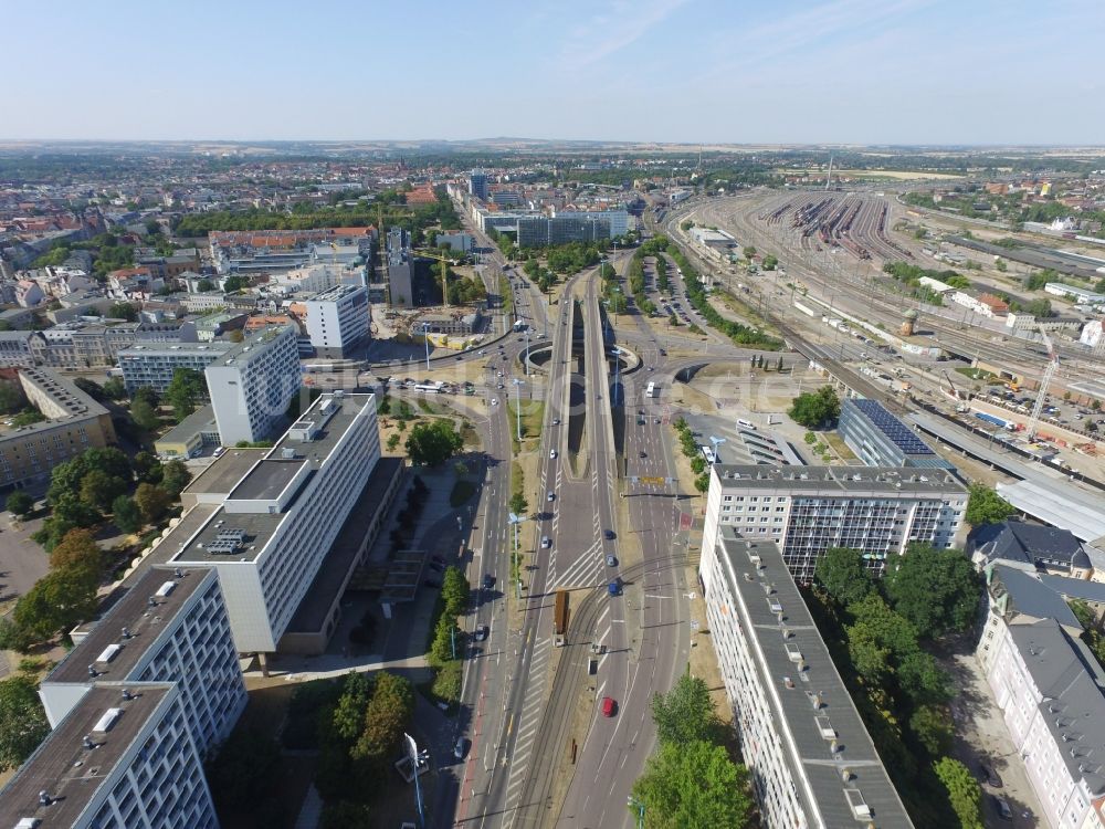 Luftaufnahme Halle (Saale) - Kreisverkehr - Straßenverlauf der Bundessstraße B6 und B80 am Viadukt Riebeckplatz in Halle (Saale) im Bundesland Sachsen-Anhalt