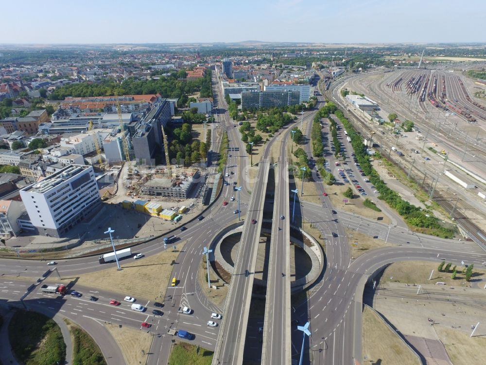 Halle (Saale) von oben - Kreisverkehr - Straßenverlauf der Bundessstraße B6 und B80 am Viadukt Riebeckplatz in Halle (Saale) im Bundesland Sachsen-Anhalt