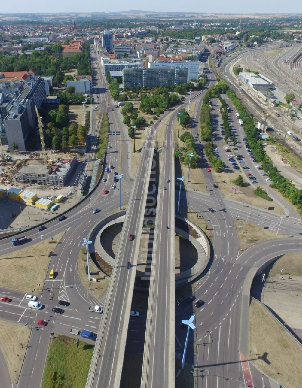 Halle (Saale) aus der Vogelperspektive: Kreisverkehr - Straßenverlauf der Bundessstraße B6 und B80 am Viadukt Riebeckplatz in Halle (Saale) im Bundesland Sachsen-Anhalt