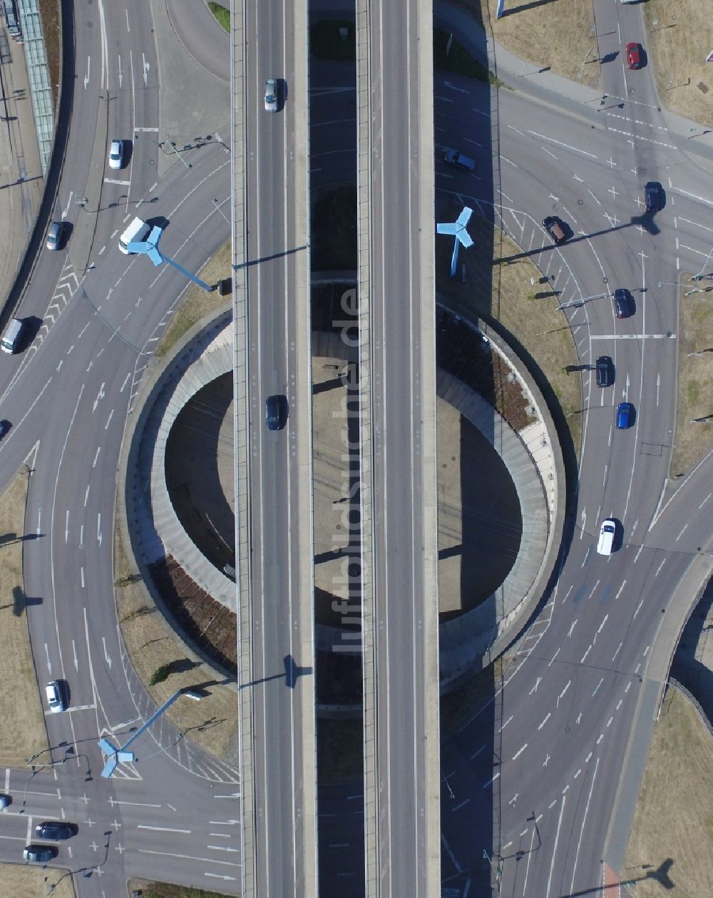 Luftbild Halle (Saale) - Kreisverkehr - Straßenverlauf der Bundessstraße B6 und B80 am Viadukt Riebeckplatz in Halle (Saale) im Bundesland Sachsen-Anhalt