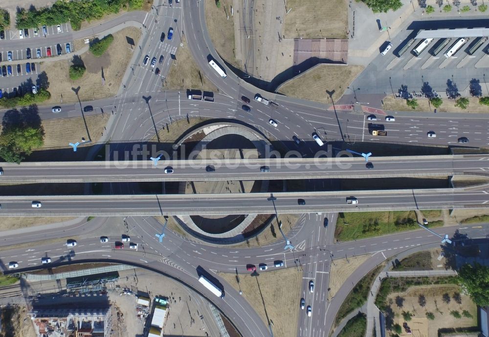 Luftaufnahme Halle (Saale) - Kreisverkehr - Straßenverlauf der Bundessstraße B6 und B80 am Viadukt Riebeckplatz in Halle (Saale) im Bundesland Sachsen-Anhalt