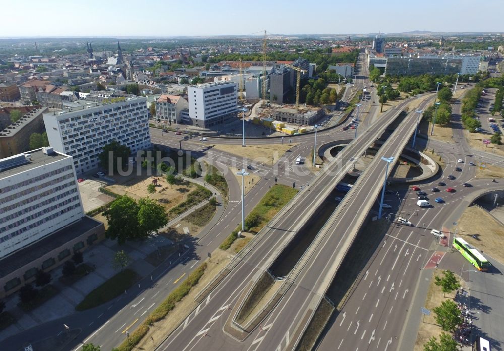 Halle (Saale) von oben - Kreisverkehr - Straßenverlauf der Bundessstraße B6 und B80 am Viadukt Riebeckplatz in Halle (Saale) im Bundesland Sachsen-Anhalt