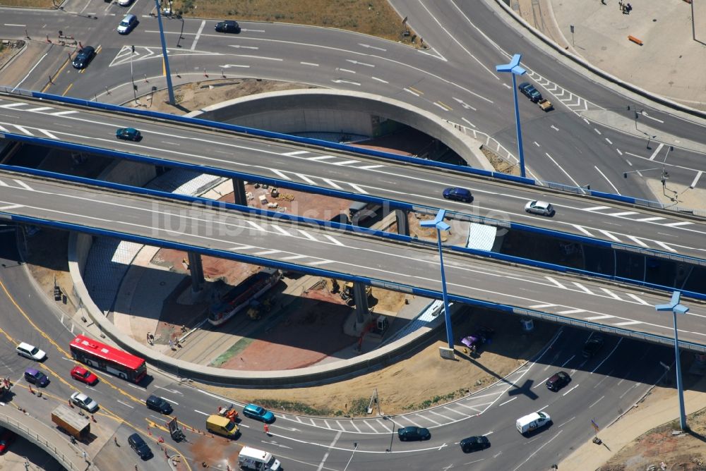 Luftbild Halle (Saale) - Kreisverkehr - Straßenverlauf der Bundessstraße B6 und B80 am Viadukt Riebeckplatz in Halle (Saale) im Bundesland Sachsen-Anhalt