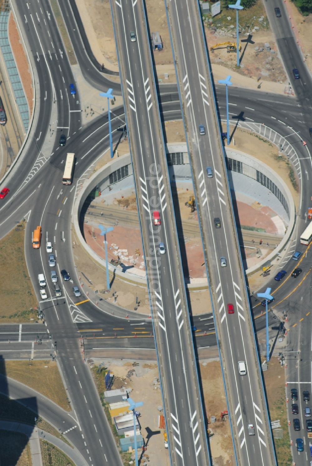 Halle (Saale) von oben - Kreisverkehr - Straßenverlauf der Bundessstraße B6 und B80 am Viadukt Riebeckplatz in Halle (Saale) im Bundesland Sachsen-Anhalt