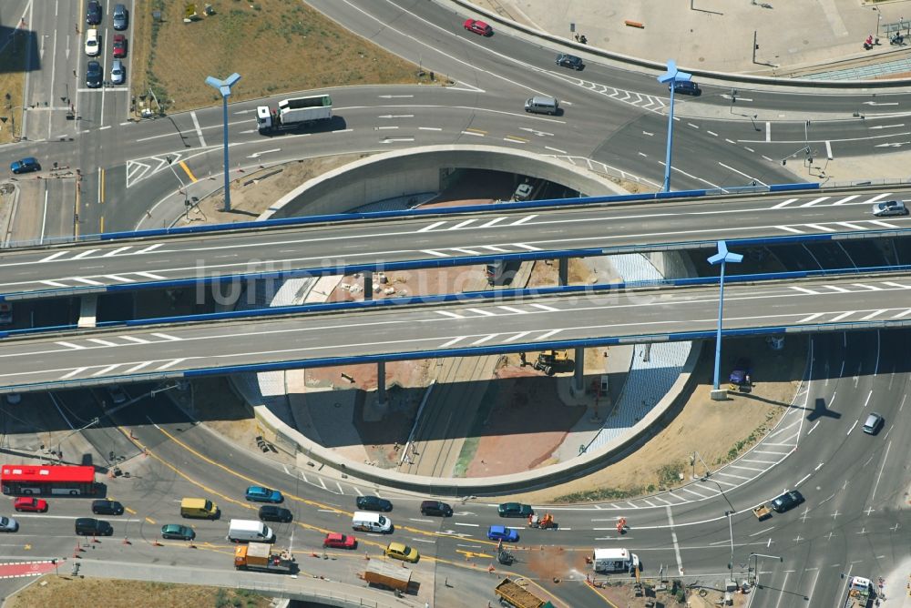 Luftaufnahme Halle (Saale) - Kreisverkehr - Straßenverlauf der Bundessstraße B6 und B80 am Viadukt Riebeckplatz in Halle (Saale) im Bundesland Sachsen-Anhalt