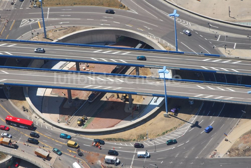 Halle (Saale) von oben - Kreisverkehr - Straßenverlauf der Bundessstraße B6 und B80 am Viadukt Riebeckplatz in Halle (Saale) im Bundesland Sachsen-Anhalt