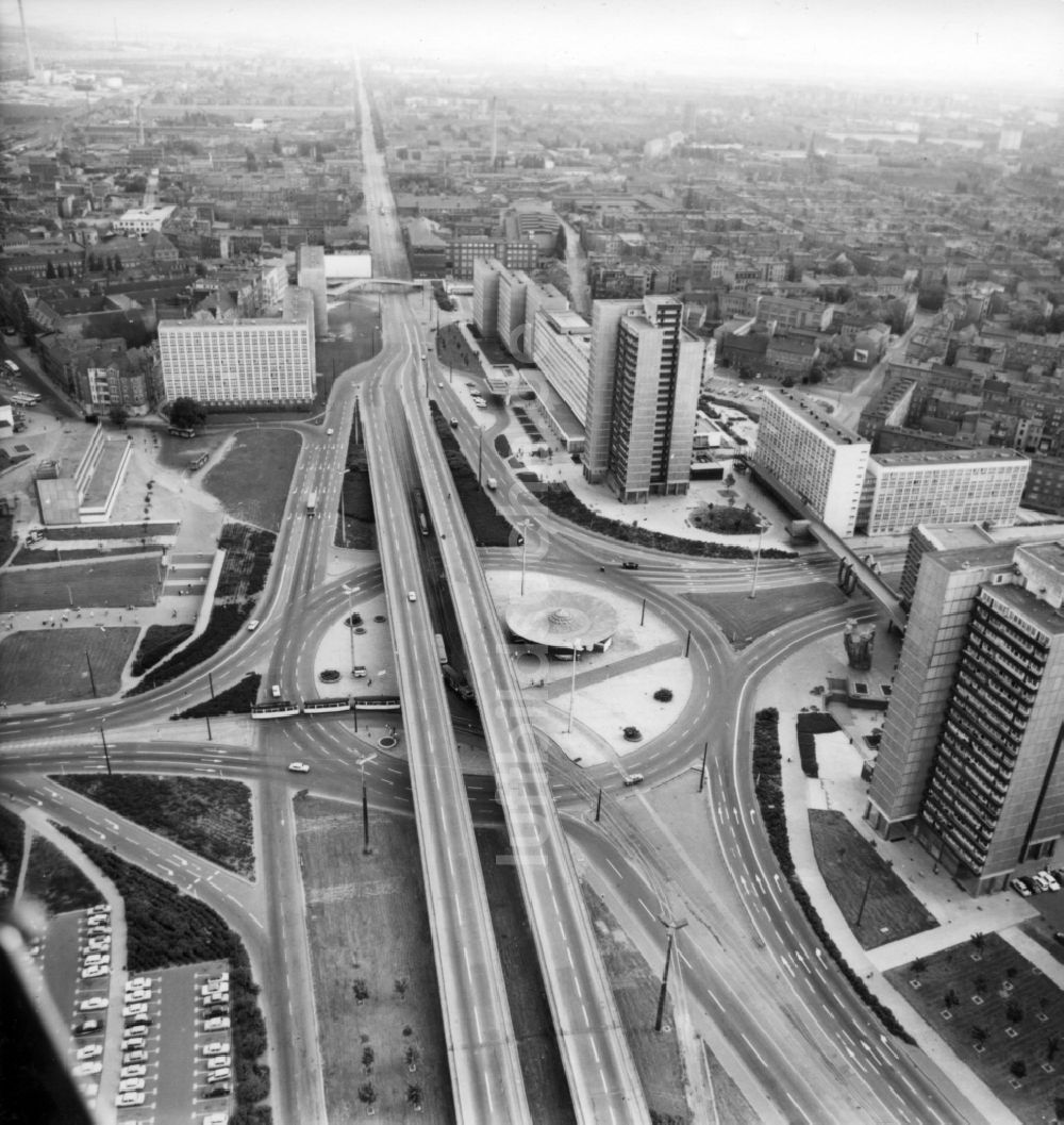 Halle (Saale) aus der Vogelperspektive: Kreisverkehr - Straßenverlauf der Bundessstraße B6 und B80 am Viadukt Thälmannplatz - Riebeckplatz in Halle (Saale) im Bundesland Sachsen-Anhalt