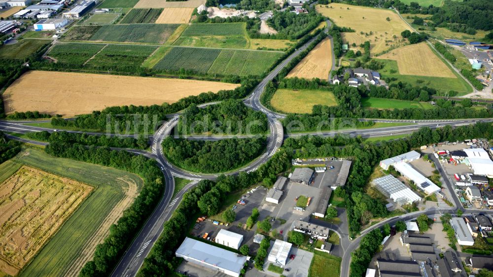 Sinzig aus der Vogelperspektive: Kreisverkehr - Straßenverlauf der Bundesstraße B266 zur B9 in Sinzig im Bundesland Rheinland-Pfalz, Deutschland