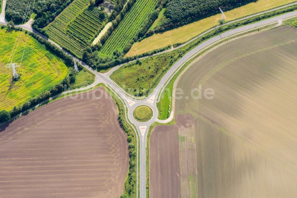 Agathenburg von oben - Kreisverkehr - Straßenverlauf Buxtehuder Starße in Agathenburg im Bundesland Niedersachsen, Deutschland