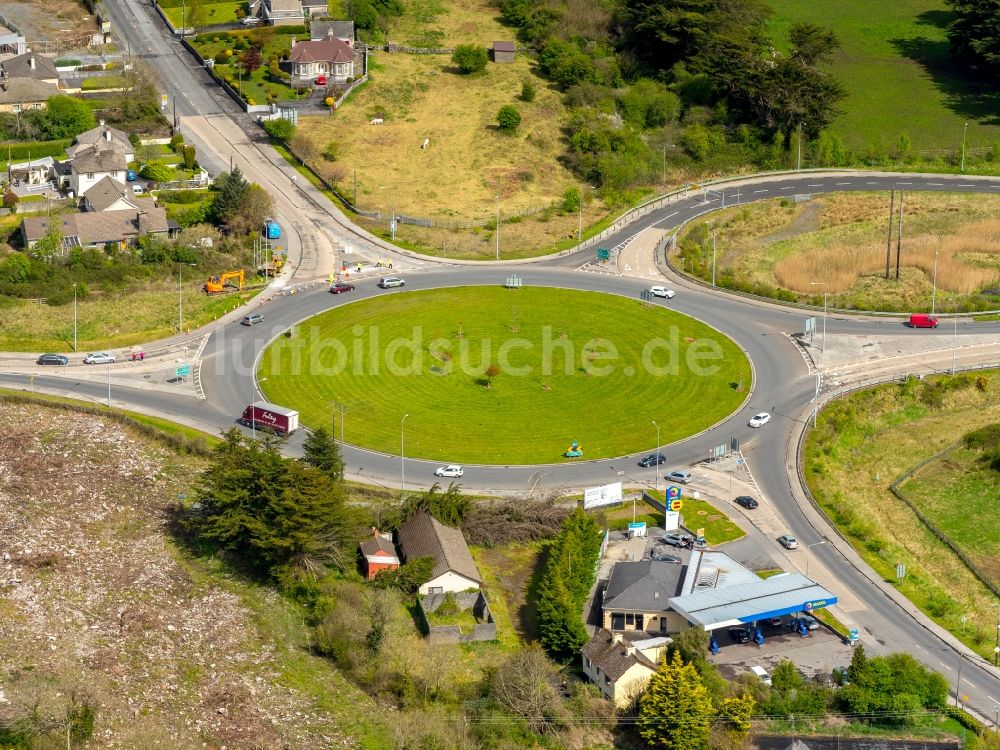 Ennis aus der Vogelperspektive: Kreisverkehr - Straßenverlauf Clereabby Roundabout in Ennis in Clare, Irland