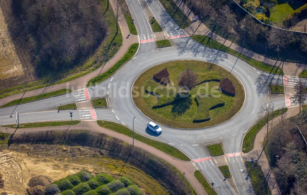 Soest aus der Vogelperspektive: Kreisverkehr - Straßenverlauf am Danziger Ring - Weslarner Weg in Soest im Bundesland Nordrhein-Westfalen, Deutschland