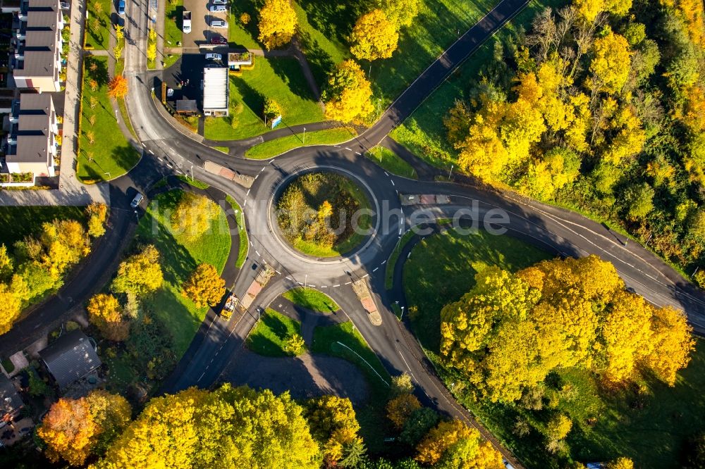 Kupferdreh von oben - Kreisverkehr - Straßenverlauf der Dilldorfer Alle und Straße in einem herbstlich bunten Waldstück in Kupferdreh im Bundesland Nordrhein-Westfalen