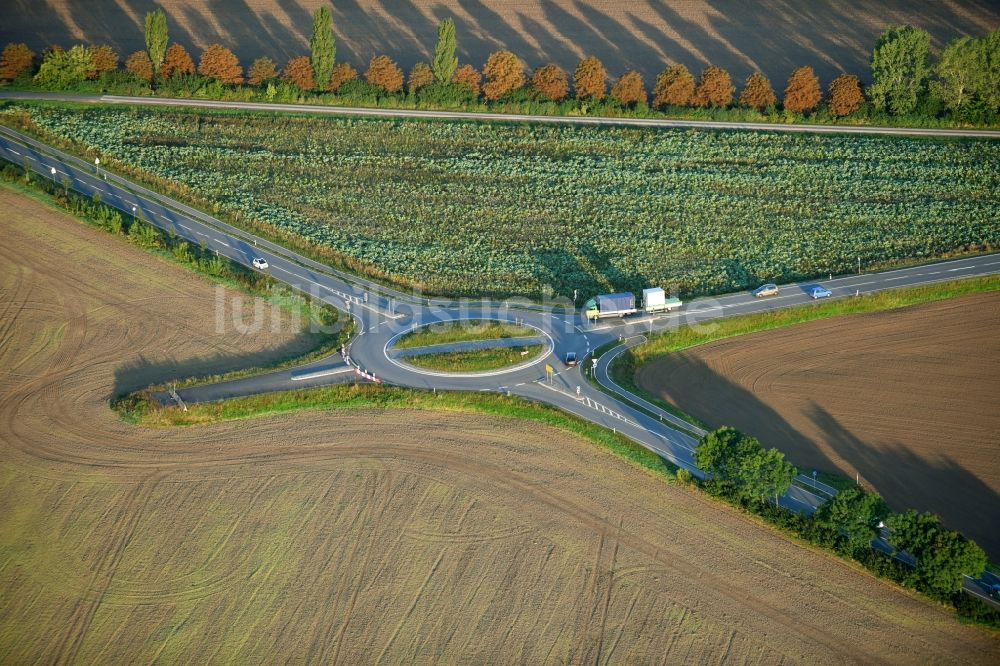 Luftaufnahme Aschersleben - Kreisverkehr - Straßenverlauf der B185 - Ermslebener Straße in Aschersleben im Bundesland Sachsen-Anhalt, Deutschland