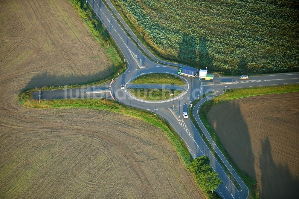 Aschersleben von oben - Kreisverkehr - Straßenverlauf der B185 - Ermslebener Straße in Aschersleben im Bundesland Sachsen-Anhalt, Deutschland