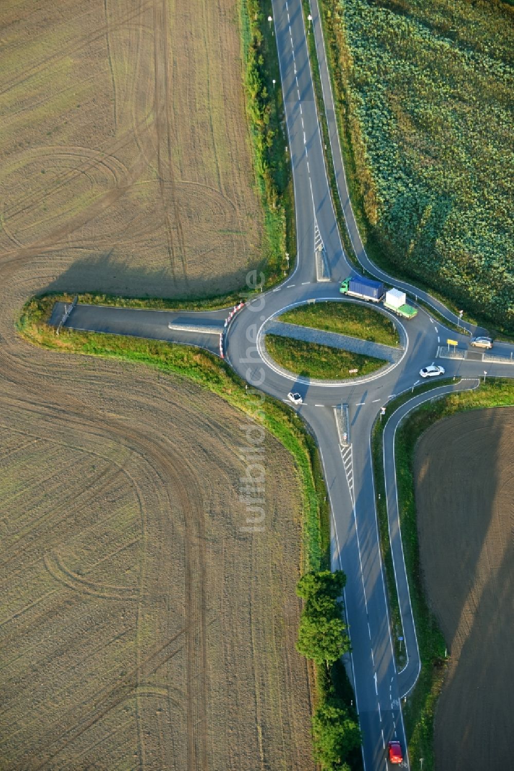 Aschersleben aus der Vogelperspektive: Kreisverkehr - Straßenverlauf der B185 - Ermslebener Straße in Aschersleben im Bundesland Sachsen-Anhalt, Deutschland