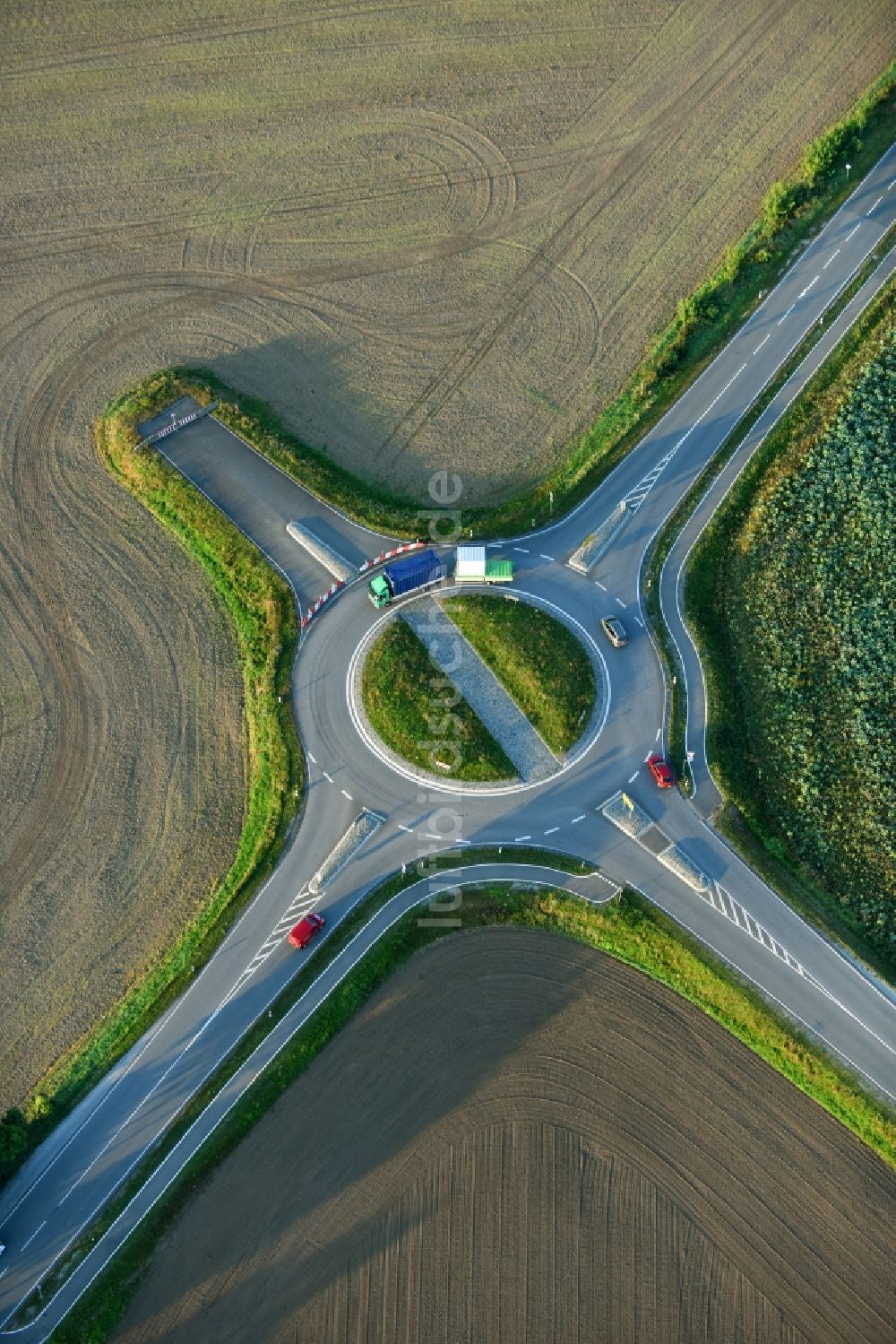 Luftbild Aschersleben - Kreisverkehr - Straßenverlauf der B185 - Ermslebener Straße in Aschersleben im Bundesland Sachsen-Anhalt, Deutschland