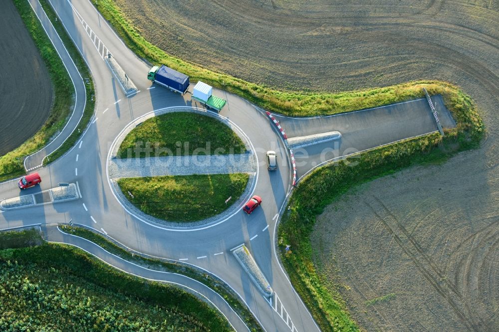 Aschersleben von oben - Kreisverkehr - Straßenverlauf der B185 - Ermslebener Straße in Aschersleben im Bundesland Sachsen-Anhalt, Deutschland