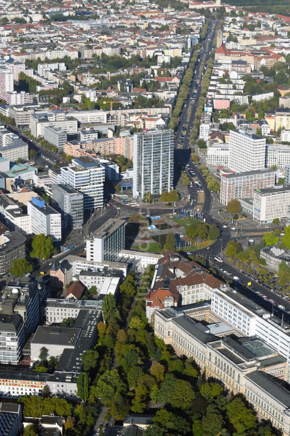 Berlin aus der Vogelperspektive: Kreisverkehr - Straßenverlauf Ernst-Reuter-Platz im Ortsteil Charlottenburg in Berlin, Deutschland