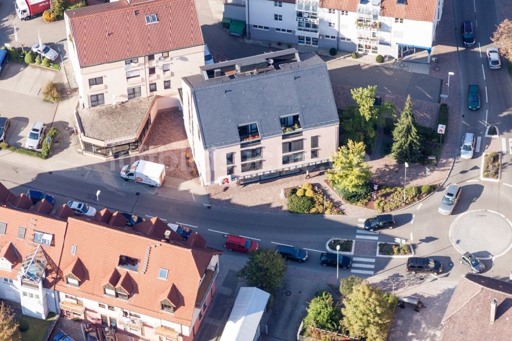 Karlsbad von oben - Kreisverkehr - Straßenverlauf Ettlinger, POforheimer und Hauptstraße im Ortsteil Langensteinbach in Karlsbad im Bundesland Baden-Württemberg, Deutschland