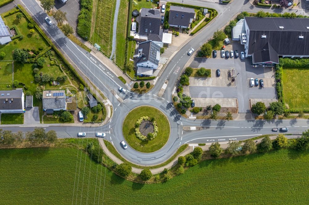 Meschede aus der Vogelperspektive: Kreisverkehr - Straßenverlauf am Galiläaer Weg im Ortsteil Enste in Meschede im Bundesland Nordrhein-Westfalen, Deutschland