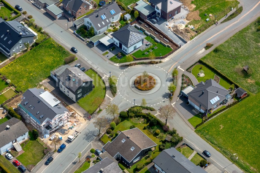 Luftaufnahme Brilon - Kreisverkehr - Straßenverlauf Gebrüder-Rüther-Straße - Burhagener Weg in Brilon im Bundesland Nordrhein-Westfalen, Deutschland