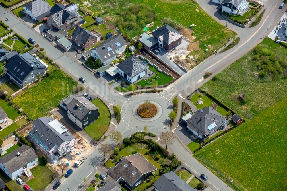 Brilon von oben - Kreisverkehr - Straßenverlauf Gebrüder-Rüther-Straße - Burhagener Weg in Brilon im Bundesland Nordrhein-Westfalen, Deutschland