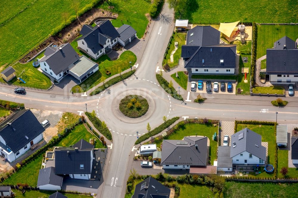 Brilon aus der Vogelperspektive: Kreisverkehr - Straßenverlauf an der Gebrüder Rüther Straße - Burhagener Weg in Brilon im Bundesland Nordrhein-Westfalen, Deutschland