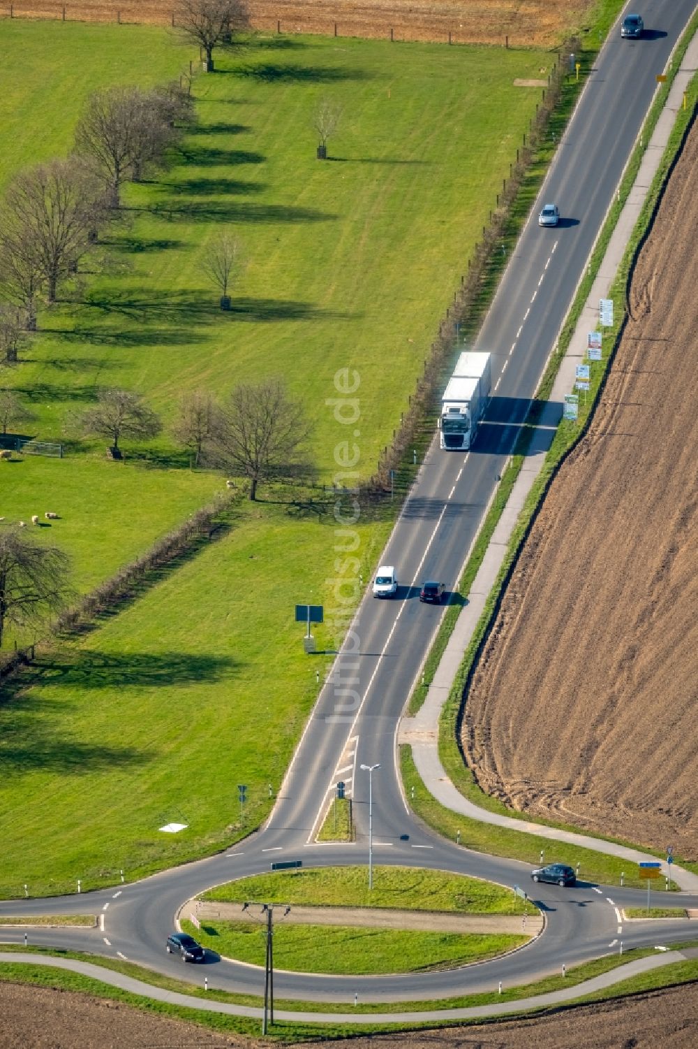 Luftbild Voerde (Niederrhein) - Kreisverkehr - Straßenverlauf der Grenzstraße - Hammweg in Voerde (Niederrhein) im Bundesland Nordrhein-Westfalen, Deutschland