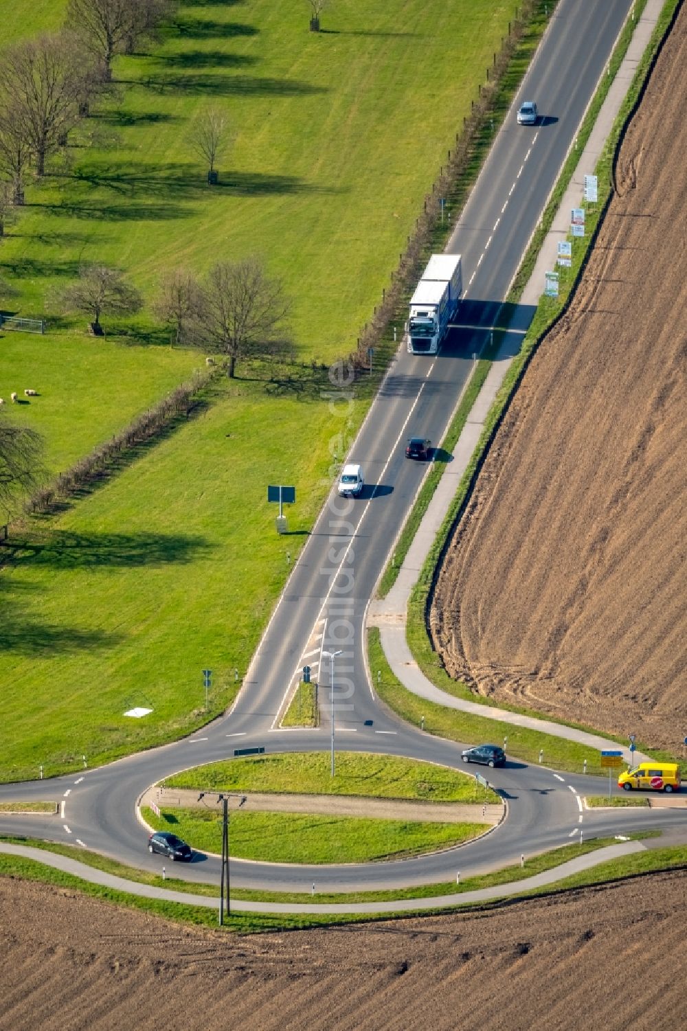 Luftaufnahme Voerde (Niederrhein) - Kreisverkehr - Straßenverlauf der Grenzstraße - Hammweg in Voerde (Niederrhein) im Bundesland Nordrhein-Westfalen, Deutschland