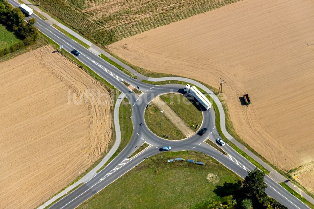 Voerde (Niederrhein) von oben - Kreisverkehr - Straßenverlauf der Grenzstraße - Hammweg in Voerde (Niederrhein) im Bundesland Nordrhein-Westfalen, Deutschland