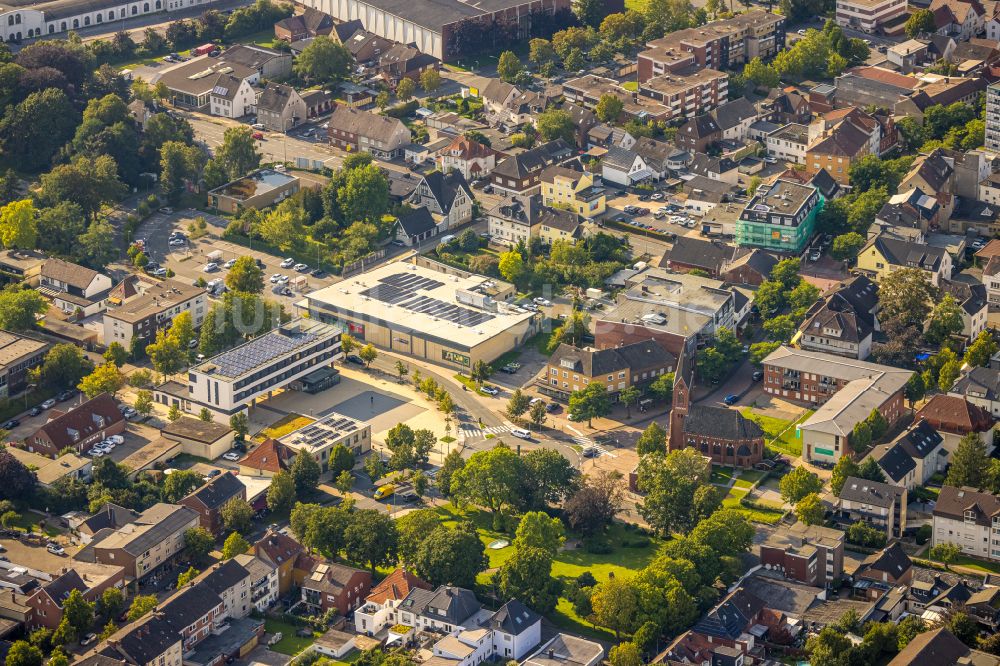 Luftbild Beckum - Kreisverkehr - Straßenverlauf an der Gustav-Moll-Straße - Hauptstraße - Martin-Luther-Straße im Ortsteil Neubeckum in Beckum im Bundesland Nordrhein-Westfalen, Deutschland