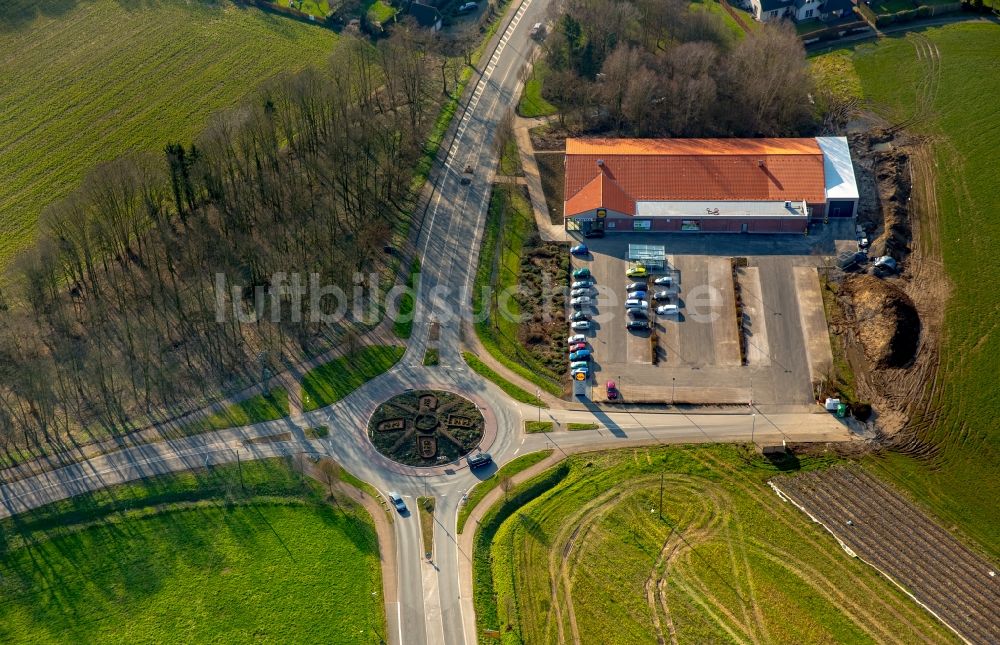 Luftbild Isselburg - Kreisverkehr - Straßenverlauf mit Hecken- Emblem Breels - Hahnerfeld in Isselburg im Bundesland Nordrhein-Westfalen