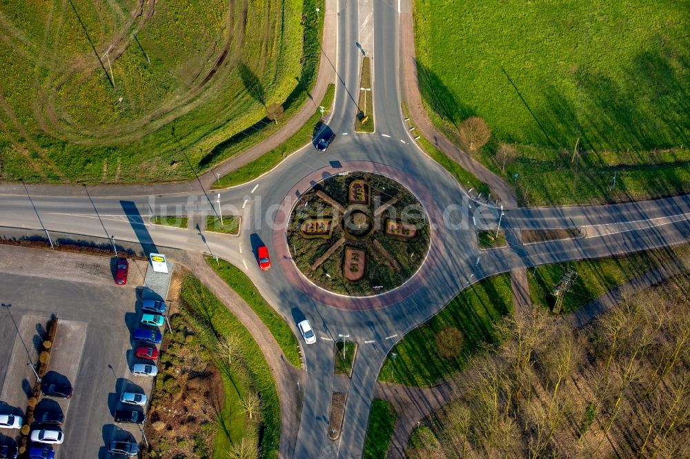 Isselburg aus der Vogelperspektive: Kreisverkehr - Straßenverlauf mit Hecken- Emblem Breels - Hahnerfeld in Isselburg im Bundesland Nordrhein-Westfalen