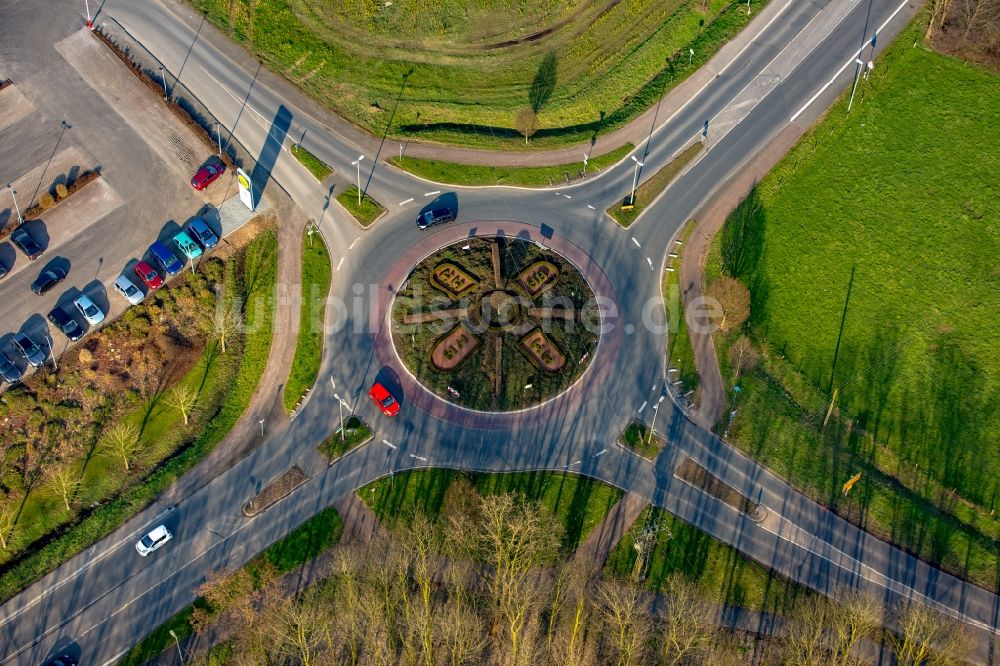 Isselburg aus der Vogelperspektive: Kreisverkehr - Straßenverlauf mit Hecken- Emblem Breels - Hahnerfeld in Isselburg im Bundesland Nordrhein-Westfalen
