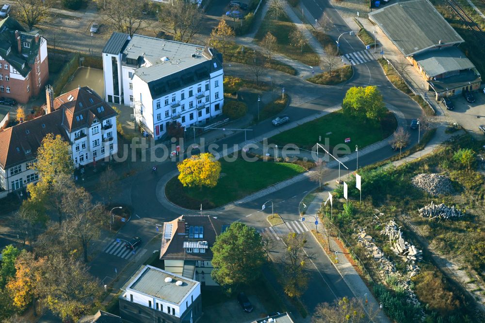 Luftbild Berlin - Kreisverkehr - Straßenverlauf Heinrich-Grüber-Platz im Ortsteil Kaulsdorf in Berlin, Deutschland