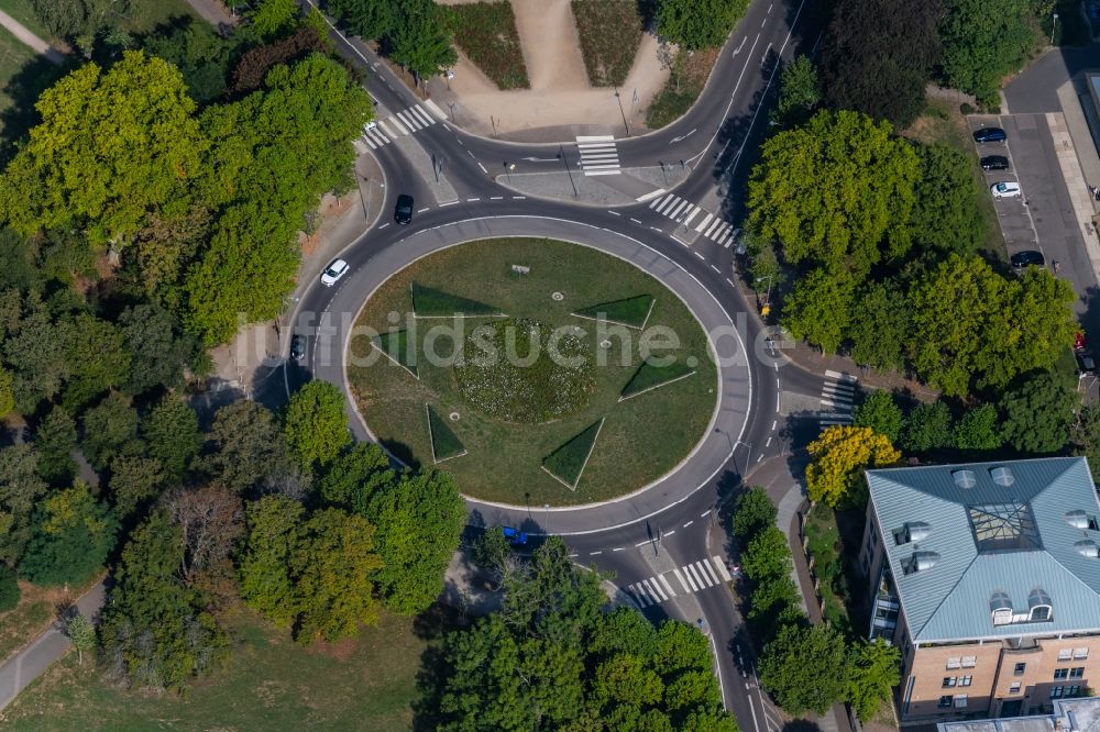 Leipzig von oben - Kreisverkehr - Straßenverlauf am Herzliya-Platz - Edvard-Grieg-Allee in Leipzig im Bundesland Sachsen, Deutschland