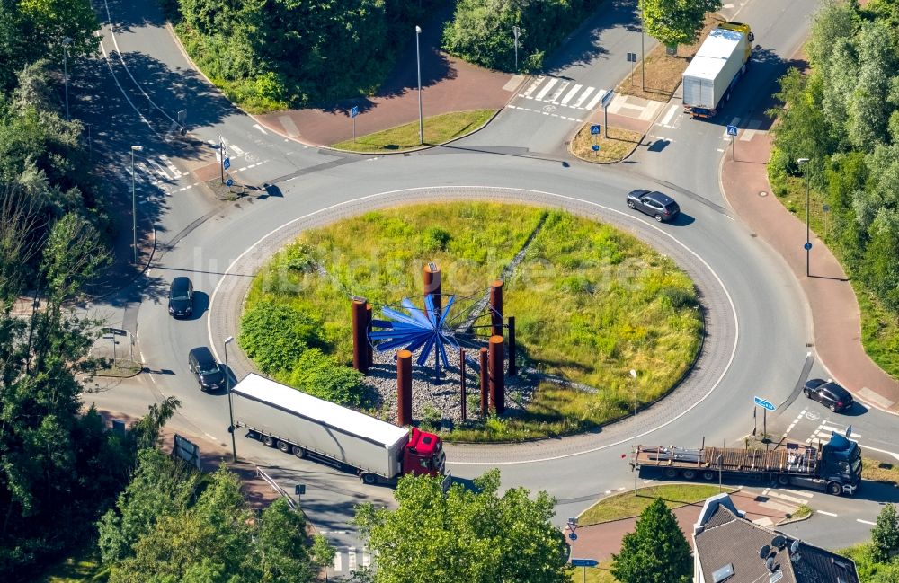 Bochum von oben - Kreisverkehr - Straßenverlauf der Heussnerstraße und Obere Stahlindustrie mit Stahlhalla- Skulptur in Bochum im Bundesland Nordrhein-Westfalen