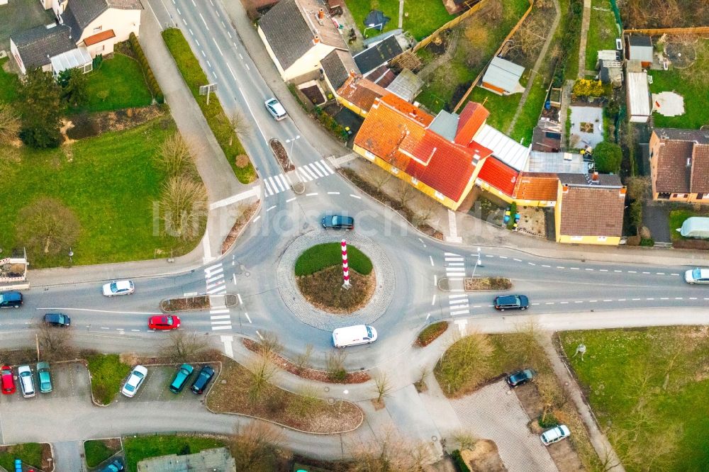 Luftaufnahme Bergkamen - Kreisverkehr - Straßenverlauf Hubert-Biernat-Straße - Töddinghauser Straße im Ortsteil Weddinghofen in Bergkamen im Bundesland Nordrhein-Westfalen, Deutschland