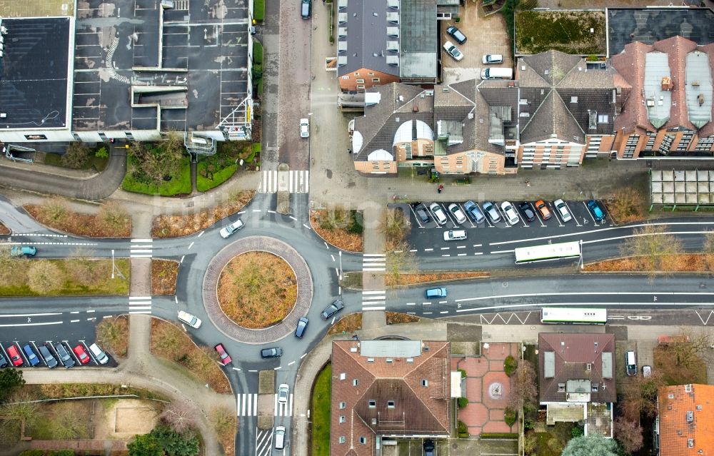 Gladbeck aus der Vogelperspektive: Kreisverkehr - Straßenverlauf Humboldtstraße, Buersche Straße und Schillerstraße in Gladbeck im Bundesland Nordrhein-Westfalen