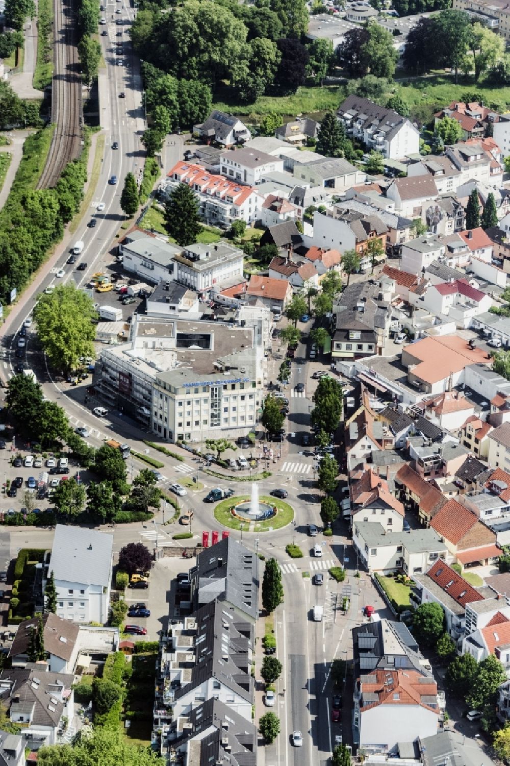 Luftbild Bad Vilbel - Kreisverkehr - Straßenverlauf In der Innenstadt in Bad Vilbel im Bundesland Hessen, Deutschland