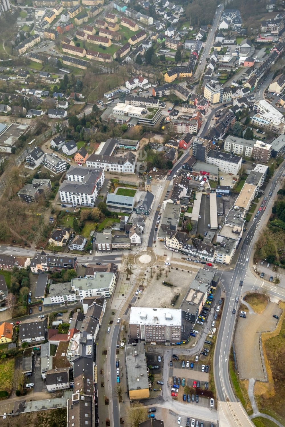 Heiligenhaus von oben - Kreisverkehr - Straßenverlauf an der Kettwiger Straße - Hauptstraße - Mittelstraße in Heiligenhaus im Bundesland Nordrhein-Westfalen, Deutschland