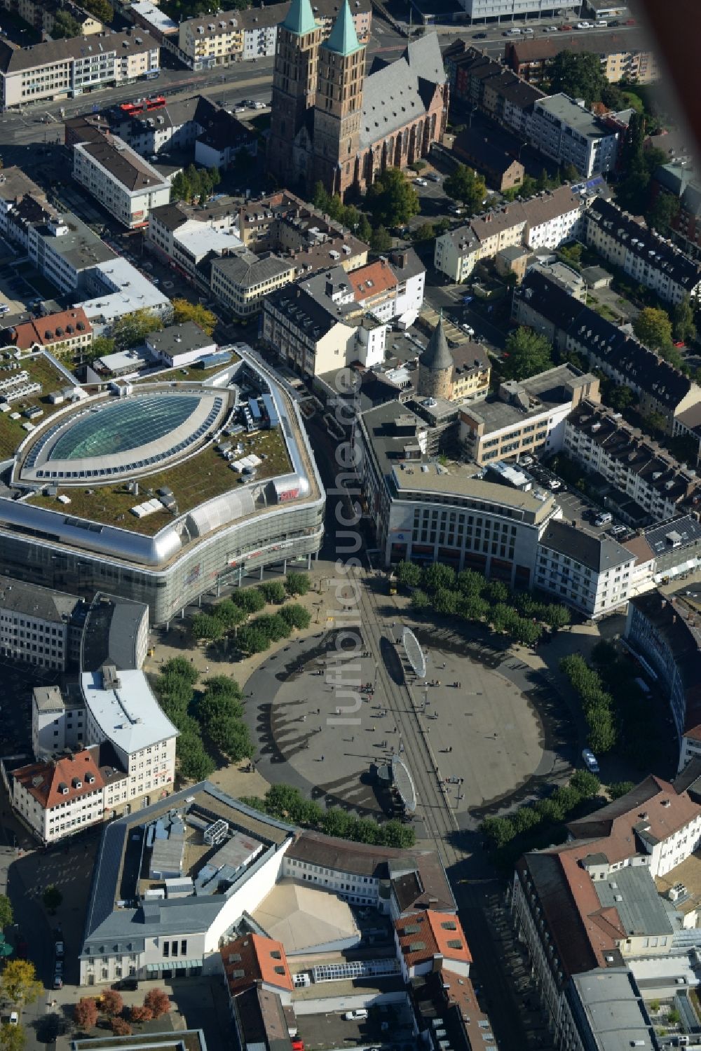 Luftaufnahme Kassel - Kreisverkehr - Straßenverlauf am Königsplatz in Kassel im Bundesland Hessen