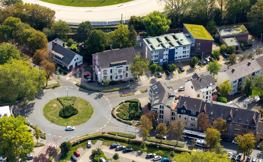 Dinslaken von oben - Kreisverkehr - Straßenverlauf Kreuzstraße - Konrad-Adenauer-Straße in Dinslaken im Bundesland Nordrhein-Westfalen, Deutschland